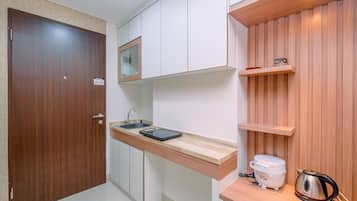 Appartement | Cuisine privée | Réfrigérateur, batterie de cuisine, vaisselle et ustensiles