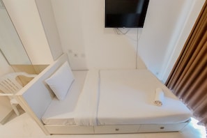 Individually decorated, individually furnished, free WiFi - Cozy Living Studio Room At Sky House Bsd Apartment (Pagedangan)