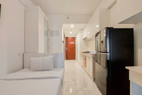Individually decorated, individually furnished, free WiFi - Homey Studio Room At Sky House Bsd Apartment (Pagedangan)