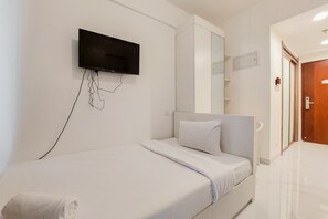 Individually decorated, individually furnished, free WiFi - Homey Studio Room At Sky House Bsd Apartment (Pagedangan)