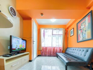 Appartement, 2 chambres | Aire de séjour | Téléviseur