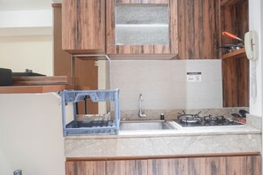 Private kitchen - Homey And Tidy Studio Apartment Elpis Residence (Jakarta)