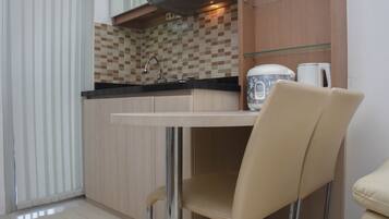 Apartment, 2 Bedrooms | Dining room