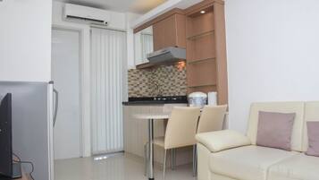 Apartamento, 2 quartos | Área de estar | TV