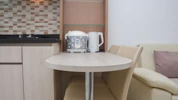 Apartamento, 2 quartos | Sala de jantar