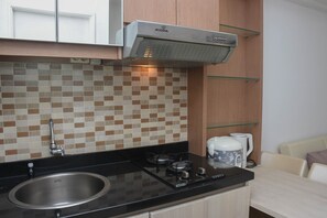 Apartment, 2 Bedrooms | Private kitchen | Fridge, cookware/dishes/utensils