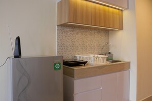 Apartment | Private kitchen - Comfortable And Strategic Studio Apartment Evenciio Margonda (Depok)