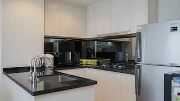 Apartment, 2 Bedrooms | Private kitchen | Fridge, cookware/dishes/utensils