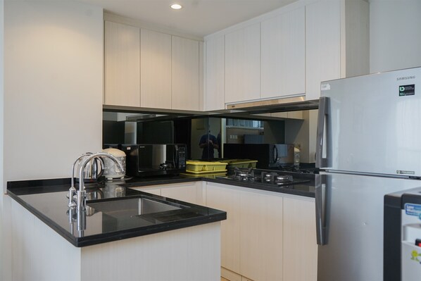 Apartment, 2 Bedrooms | Private kitchen | Fridge, cookware/dishes/utensils