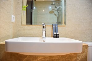 Apartment | Badezimmer | Handtücher, Shampoo