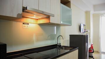 Apartment | Private kitchen | Fridge, microwave, stovetop, electric kettle