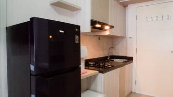 Apartamento | Cozinha privada | Geladeira, talheres/pratos/utensílios de cozinha