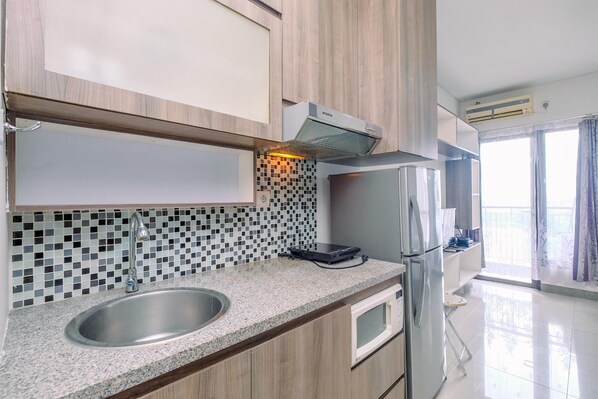 Fridge, cookware/dishes/utensils - Minimalist And Comfy Studio At Tamansari Semanggi Apartment (Jakarta)