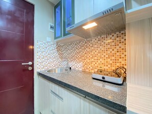 Apartamento | Cozinha privada | Geladeira, talheres/pratos/utensílios de cozinha