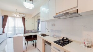 Una cocina moderna con una isla central, horno empotrado y cocina a gas.