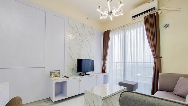 Una sala de estar moderna con un mueble de televisión de mármol, un televisor de pantalla plana, una mesa de centro de mármol y un sofá gris.