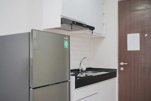 Apartamento | Cozinha privada | Geladeira, talheres/pratos/utensílios de cozinha