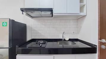 Apartament | Cuina privada | Frigorífic i utensilis de cuina, vaixella i coberteria