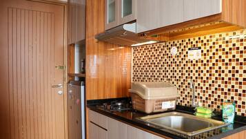 Appartement | Cuisine privée | Réfrigérateur, batterie de cuisine, vaisselle et ustensiles