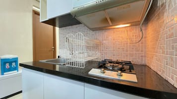 apartman, 2 hálószobával | Privát konyha | Hűtőszekrény és főzőedények/tányérok/evőeszközök
