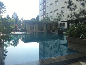 Pool - Cozy 2Br Apartment At Pinewood Jatinangor (Cileunyi)
