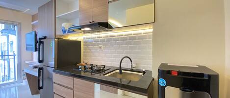 Apartemen | Dapur pribadi | Lemari es dan peralatan masak/sendok-piring