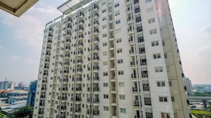 Ein hoch aufragendes Wohngebäude mit zahlreichen Balkonen und modernem architektonischem Design.