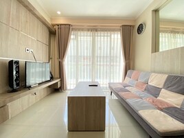 Apartment, 2 Schlafzimmer | Wohnbereich | Fernseher