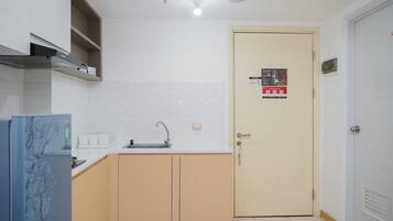 Apartment, 2 Bedrooms | Private kitchen | Fridge, cookware/dishes/utensils