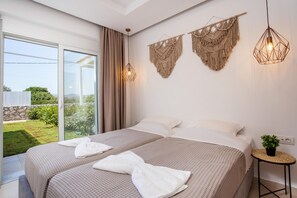 2 makuuhuonetta, tallelokero huoneessa, työpöytä, silitysrauta/-lauta