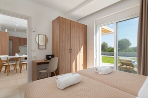 2 chambres, coffre-fort, bureau, fer et planche à repasser