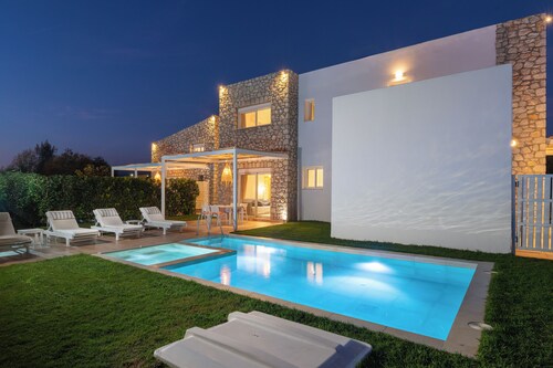 New Brand Villas,Heating Pool, Jacuzzi ,Spa near haraki beach,taverna,market