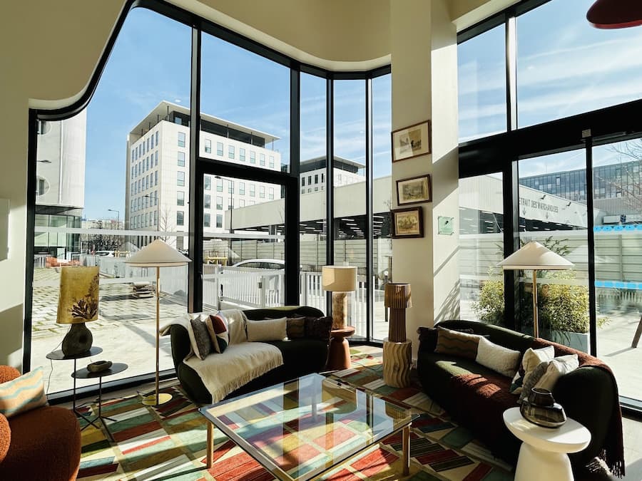 Área de estar no saguão