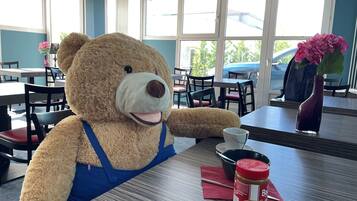 Tägliches Frühstücksbuffet (12.50 EUR pro Person)