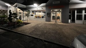 Ein Hotel Eingang, eine Schilder lesen: "Le Vesoul".