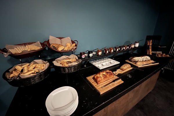 Tägliches Frühstücksbuffet gegen Gebühr