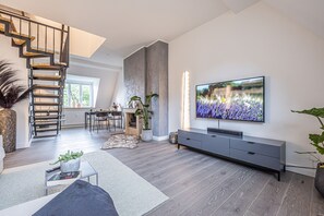 Fernseher, Bücher, Stereoanlage