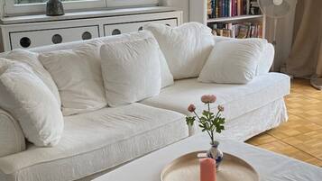 Smart-TV, Bücher, Stereoanlage