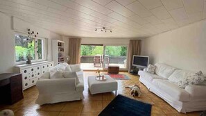 Smart-TV, Bücher, Stereoanlage