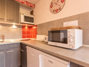 Cafetière/bouilloire, réfrigérateur, micro-ondes, four