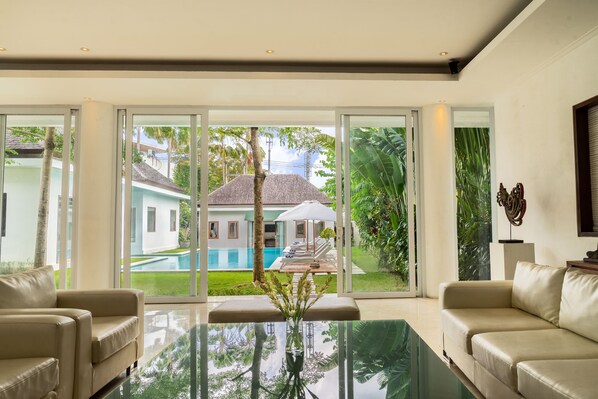 Vila, 5 quartos, piscina particular | Área de estar | TV LCD 40 polegadas com canais a cabo, TV