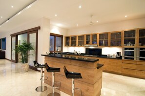 Vila, 5 quartos, piscina particular | Opções para refeição no quarto