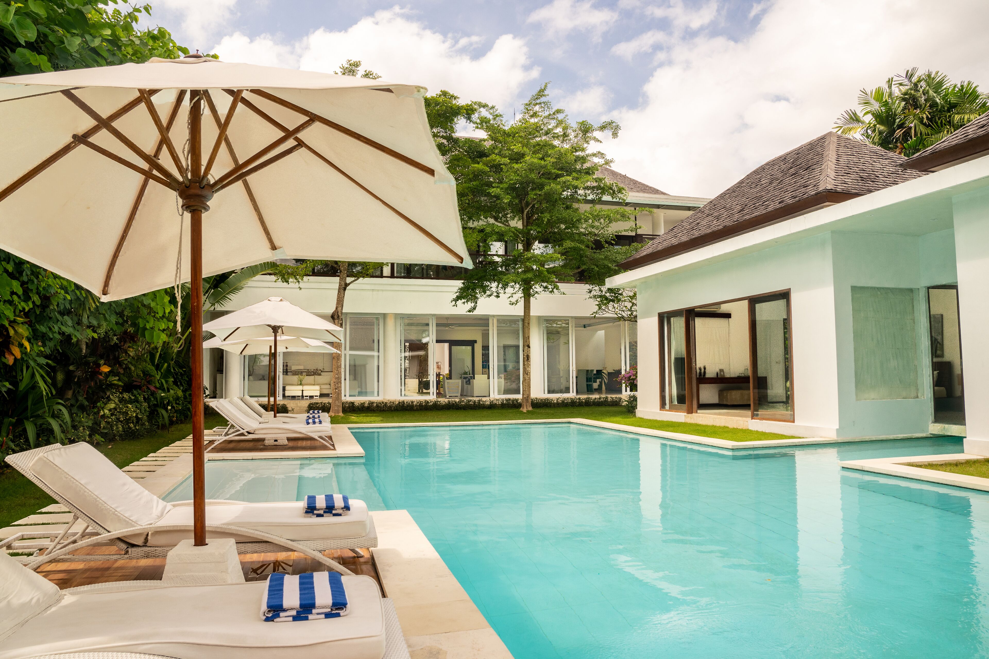 حمّام سباحة خارجي