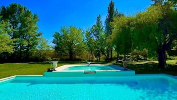 Piscine couverte, piscine extérieure, parasols de plage, chaises longues