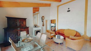 Apartamento clássico | Área de estar | TV de tela plana 60 cm com canais digitais, TV