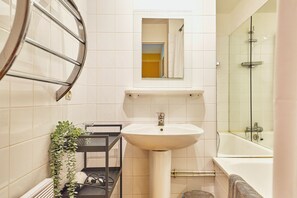 L ETANG | Salle de bain | Séchoir à cheveux, serviettes fournies, papier de toilette