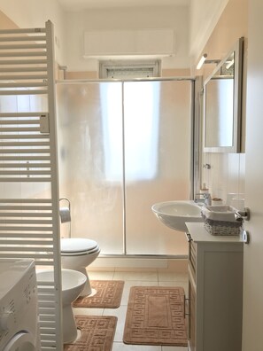 Douche, sĂšche-cheveux, bidet, serviettes fournies