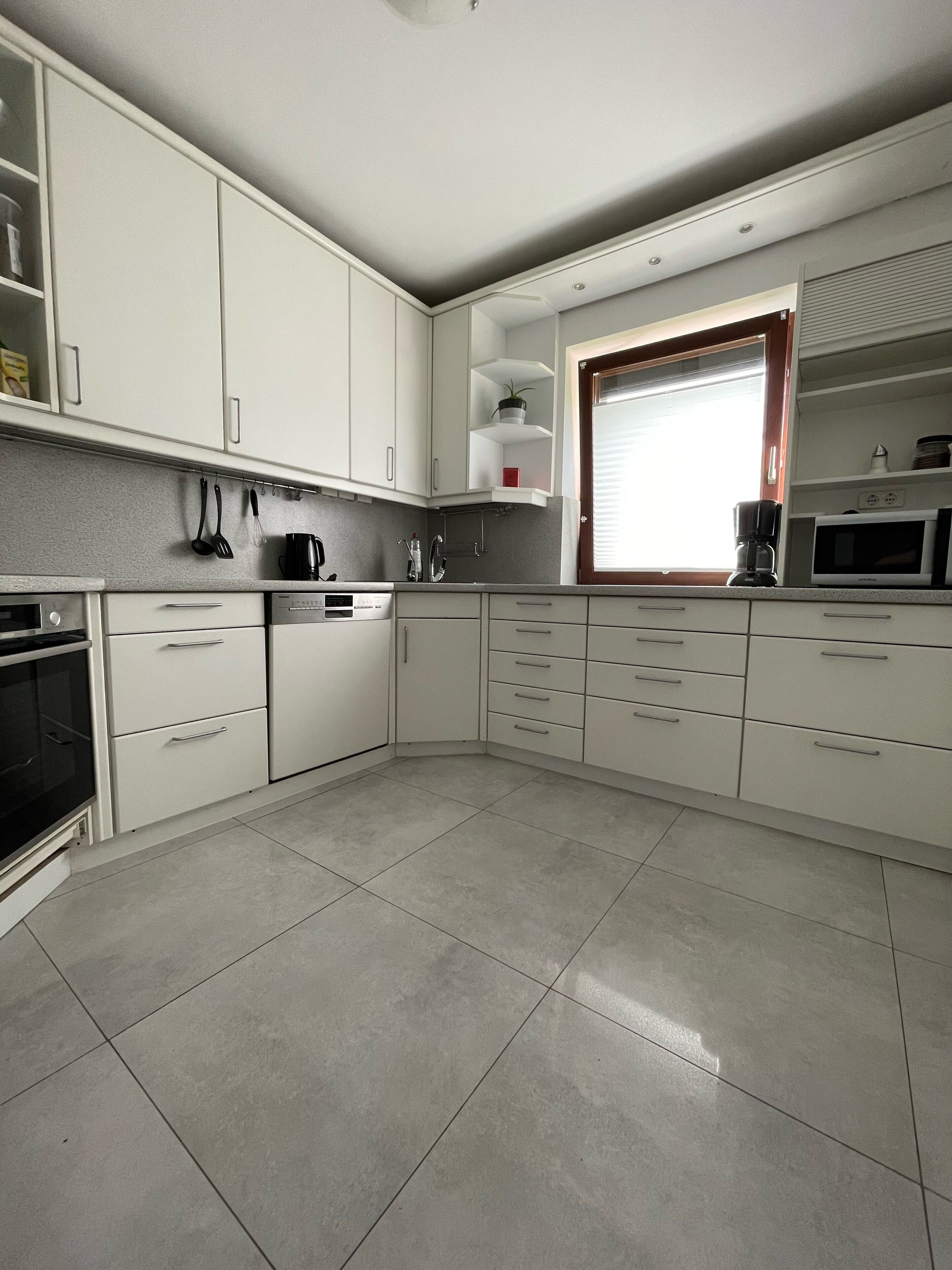 Kühlschrank, Mikrowelle, Herdplatte, Geschirrspüler