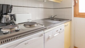 Kaffetrakter/tekoker, kjøleskap, ovn og oppvaskmaskin