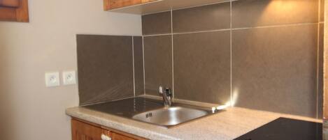 Kjøleskap, mikrobølgeovn, oppvaskmaskin og kaffetrakter/tekoker